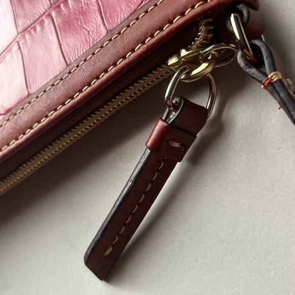 EUC Dooney & Bourke Pink Croc Embossed Slim Wristlet Clutch Purse - Picture 7 of 16
